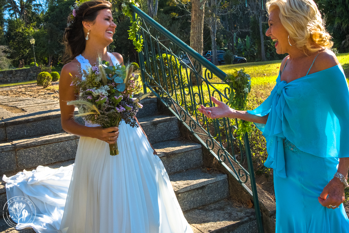 noiva encontra com mãe para entrarem juntas na cerimonia de casamento no hotel fazenda união, casamento na fazenda união, casamento no campo, casamento na serra, fotos do casamento, neumanns fotografia, cerimonial Vivian Lahr