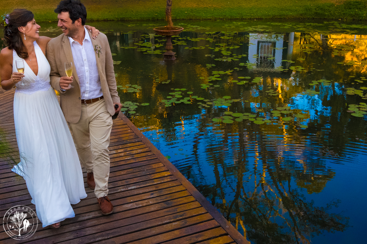 noivos caminhando com taças após cerimonia de casamento no hotel fazenda união,
 casamento no campo, casamento na serra, fotos do casamento, neumanns fotografia, cerimonial Vivian Lahr