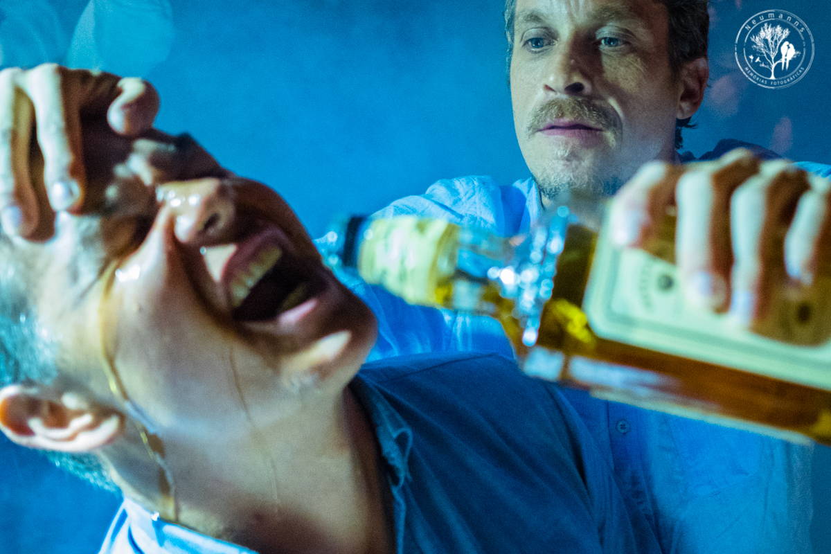 convidado bebendo na garrafa de Whisky na festa de casamento no hotel fazenda união,
 casamento no campo, casamento na serra, fotos do casamento, neumanns fotografia, cerimonial Vivian Lahr