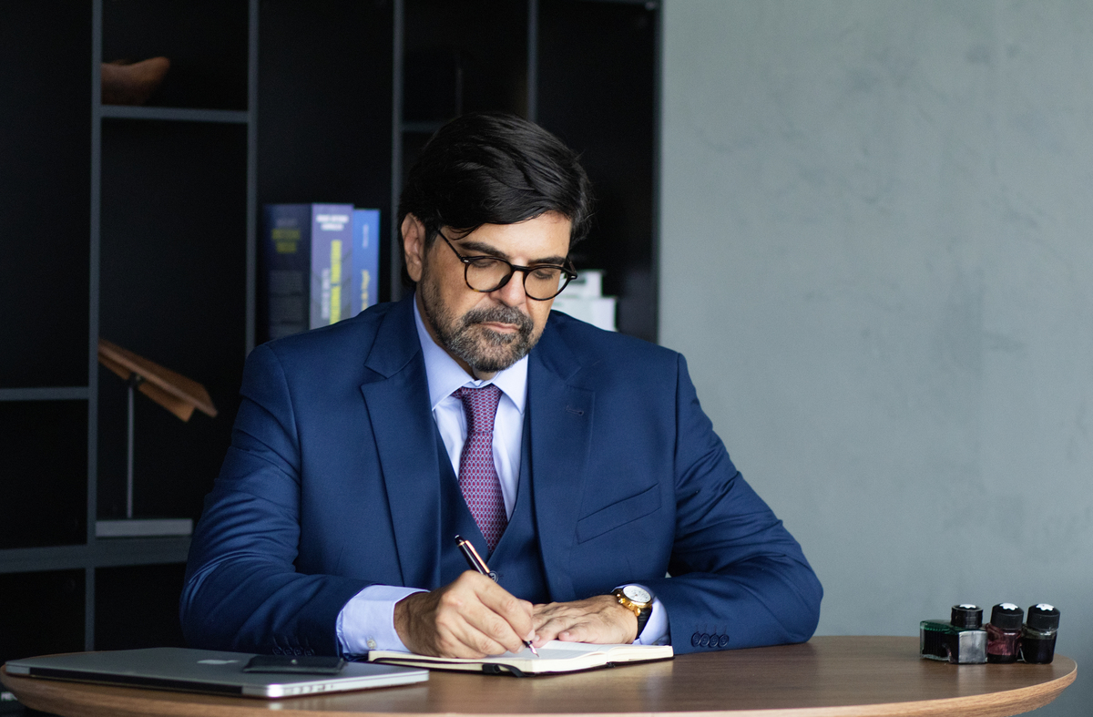 Retrato corporativo do Dr. Felipe Zanchet, advogado em Brasília, em um ensaio que evidencia sua postura profissional, elegância e presença. Fotografia por Alexandra Paz, fotógrafa em Brasília.