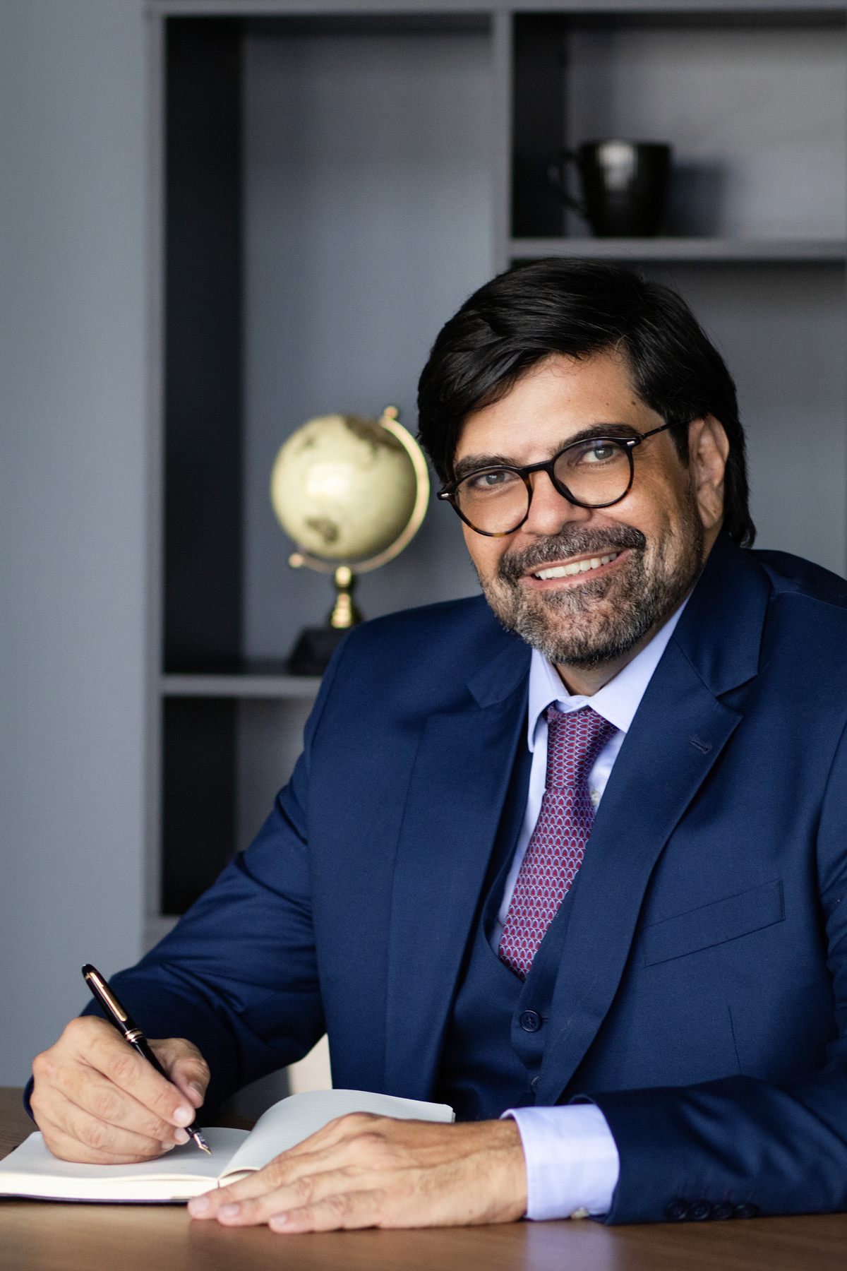 Em uma área nobre de Brasília, o ensaio corporativo do Dr. Felipe Zanchet foi pensado para transmitir credibilidade, sofisticação e autoridade. Foto de Alexandra Paz, fotógrafa Brasília.