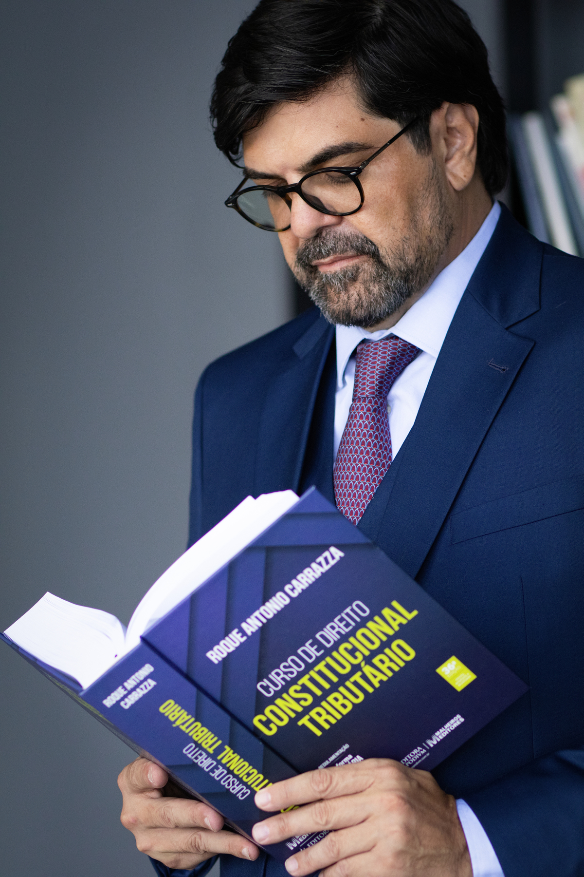 O ensaio fotográfico corporativo do Dr. Felipe Zanchet, advogado em Brasília, destaca sua excelência profissional com imagens que unem estilo, confiança e posicionamento. Fotografia por Alexandra Paz, fotógrafa em Brasília.