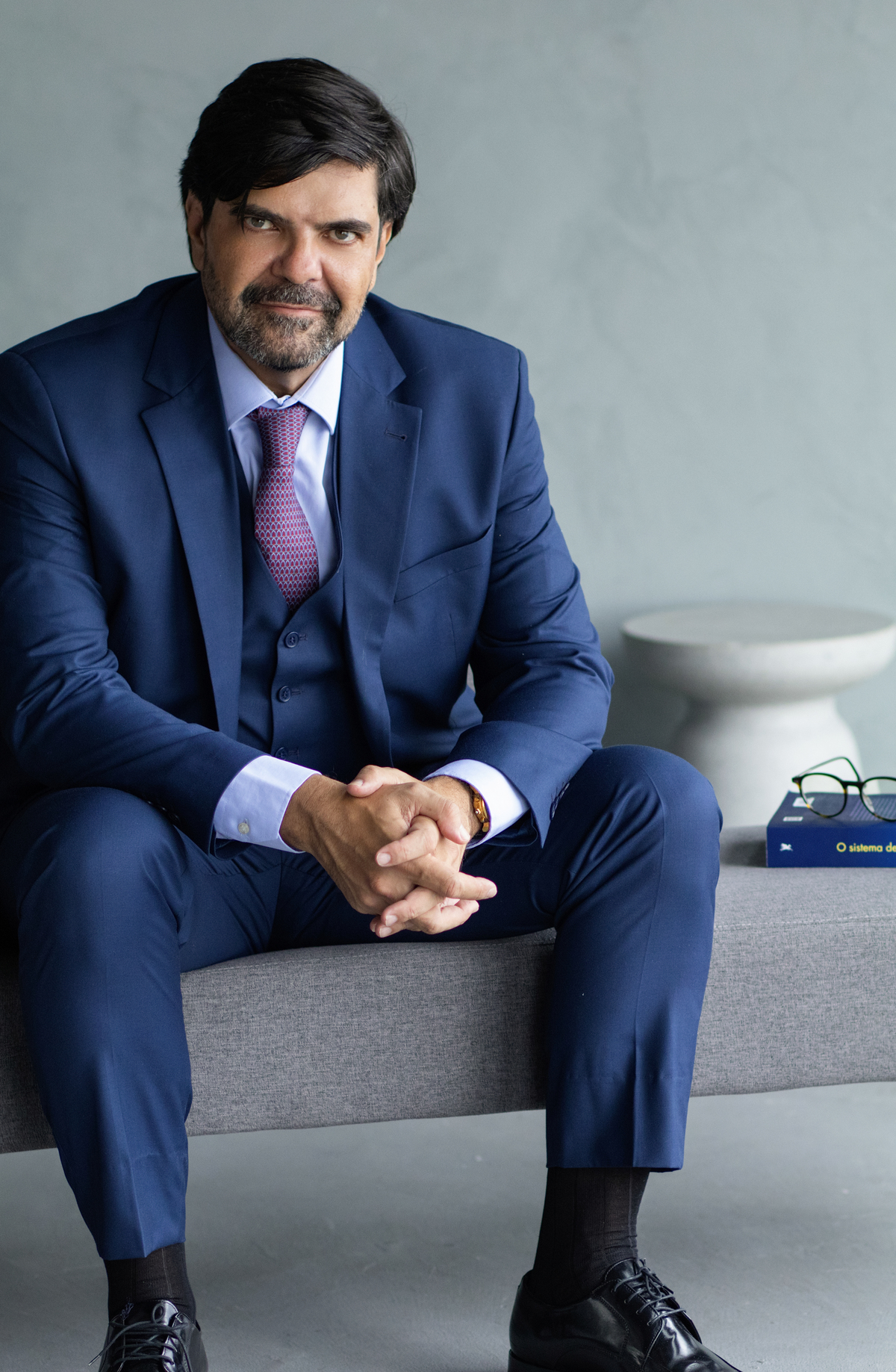 A arquitetura e o cenário urbano de Brasília reforçam a proposta deste ensaio corporativo do Dr. Felipe Zanchet, advogado que buscava retratos alinhados à sua imagem profissional. Foto por Alexandra Paz, fotógrafa Brasília.