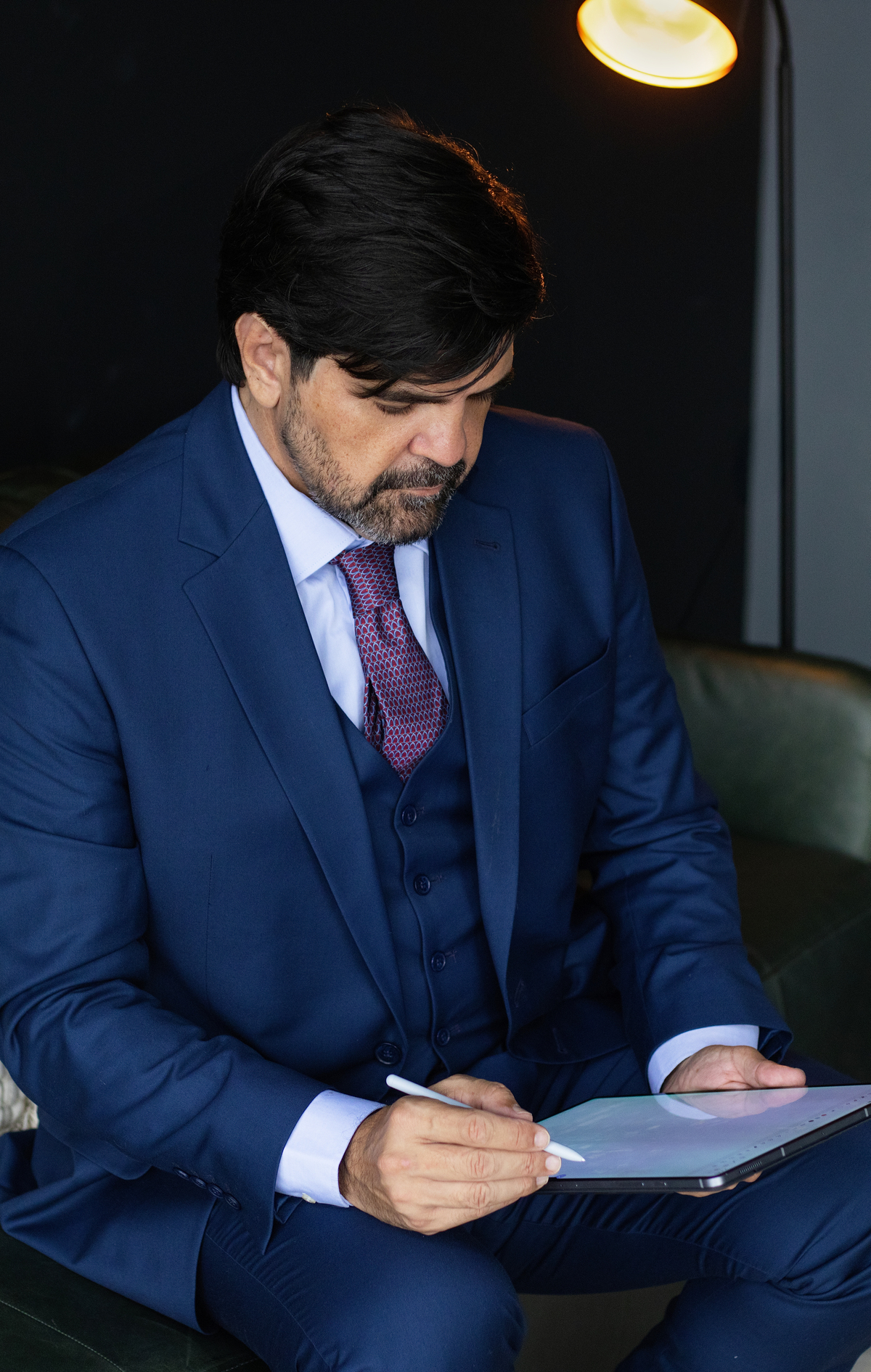 Neste retrato, o Dr. Felipe Zanchet apresenta uma imagem segura, refinada e estratégica, ideal para fortalecer sua presença profissional em Brasília. Ensaio realizado por Alexandra Paz, fotógrafa em Brasília.