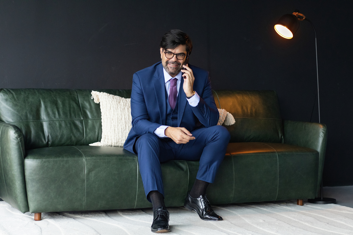 O ensaio corporativo do Dr. Felipe Zanchet em Brasília foi desenvolvido para valorizar sua identidade profissional por meio de fotos elegantes, atuais e com alto valor percebido. Fotografia de Alexandra Paz, fotógrafa Brasília.