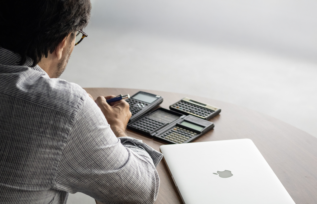Com direção fotográfica cuidadosa e locação sofisticada em Brasília, este ensaio do Dr. Felipe Zanchet traduz sua autoridade como advogado e seu estilo marcante. Foto por Alexandra Paz, fotógrafa em Brasília.