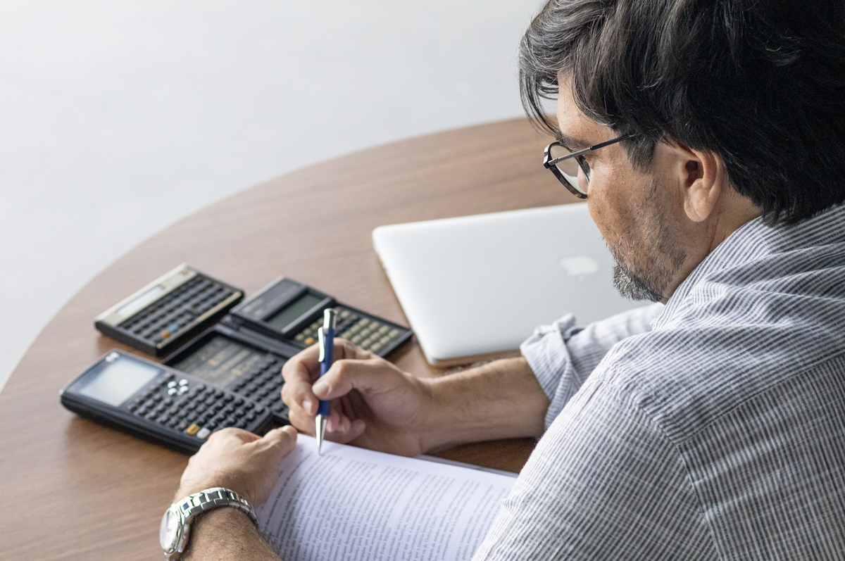 As imagens do Dr. Felipe Zanchet mostram como a fotografia corporativa em Brasília pode comunicar profissionalismo, confiança e excelência de forma natural e elegante. Trabalho assinado por Alexandra Paz, fotógrafa Brasília.