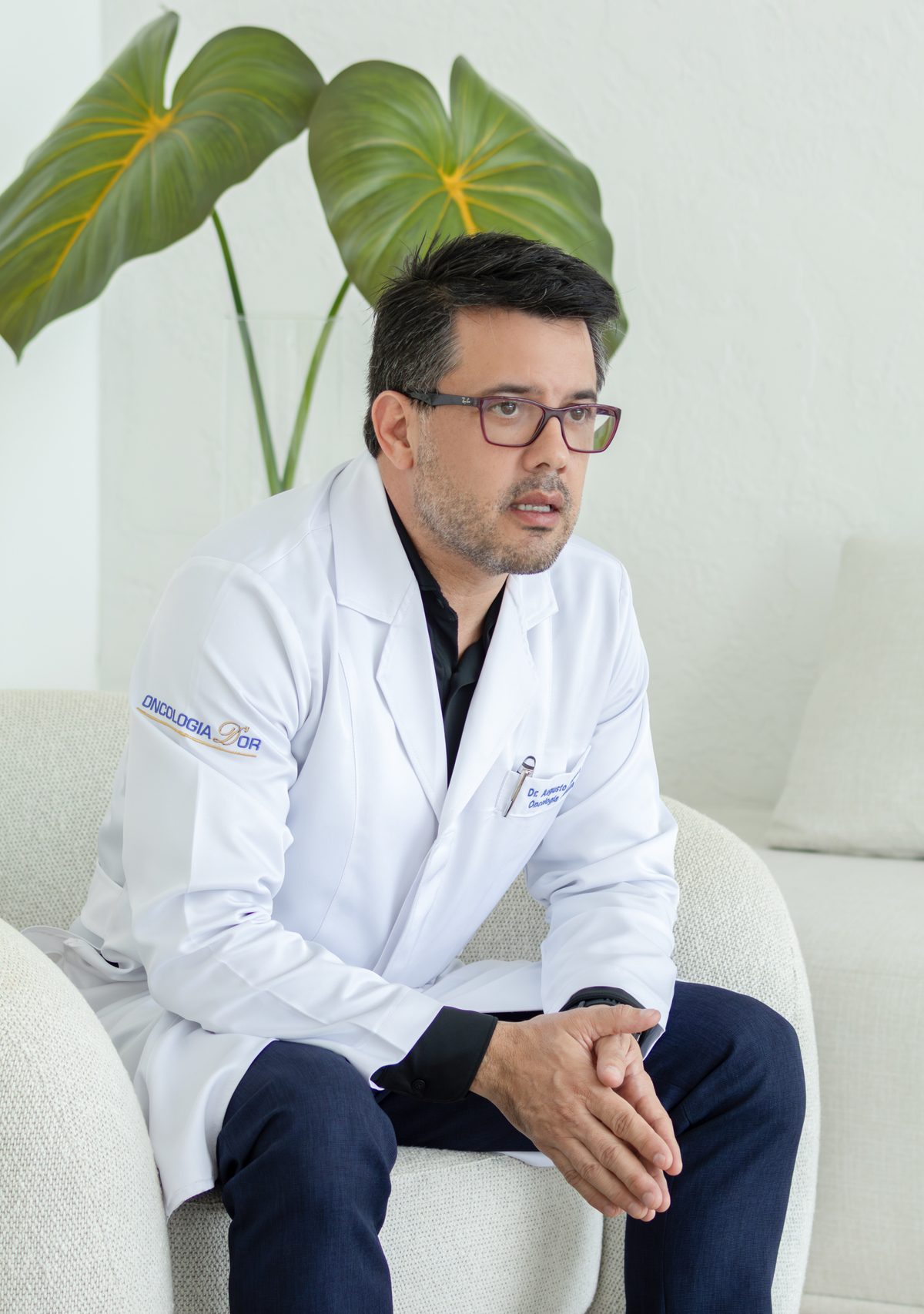 O ensaio corporativo do Dr. Augusto Portieri, oncologista em Brasília, foi pensado para transmitir elegância, credibilidade e uma presença profissional marcante. Fotografia por Alexandra Paz, fotógrafa em Brasília.