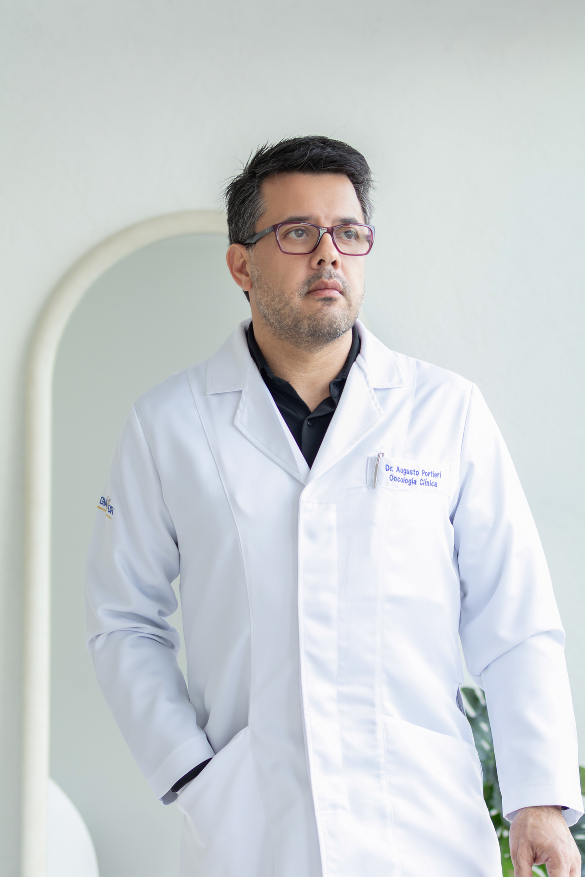 O Dr. Augusto Portieri, oncologista em Brasília, ganhou imagens corporativas que reforçam sua elegância, seu posicionamento e sua atuação com excelência. Fotografia de Alexandra Paz, fotógrafa em Brasília.