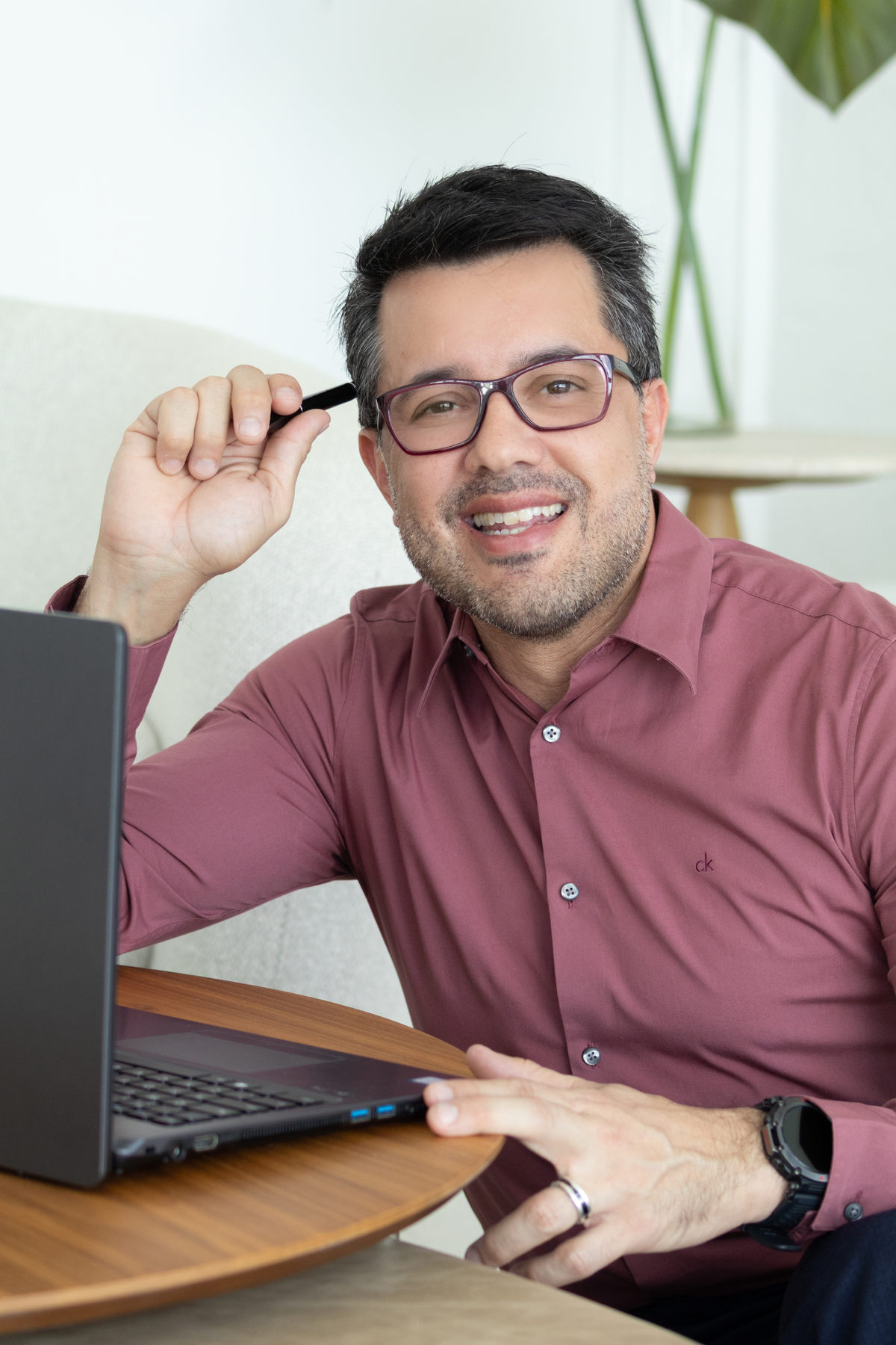 Com direção cuidadosa e composição sofisticada, o ensaio do Dr. Augusto Portieri revela uma imagem profissional forte, elegante e preparada para ampliar sua visibilidade online. Foto de Alexandra Paz, fotógrafa Brasília.