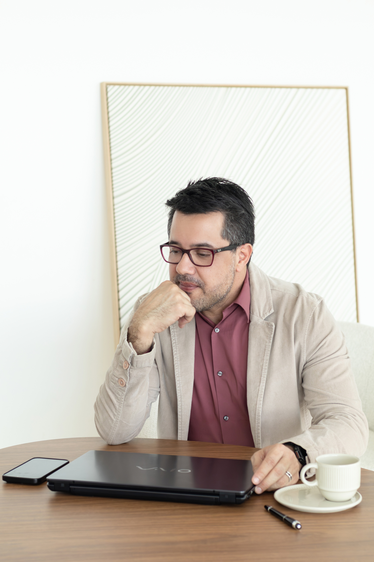 Cada retrato do Dr. Augusto Portieri foi construído para comunicar confiança, refinamento e presença profissional, fortalecendo sua imagem médica e sua presença digital em Brasília. Foto por Alexandra Paz, fotógrafa Brasília.