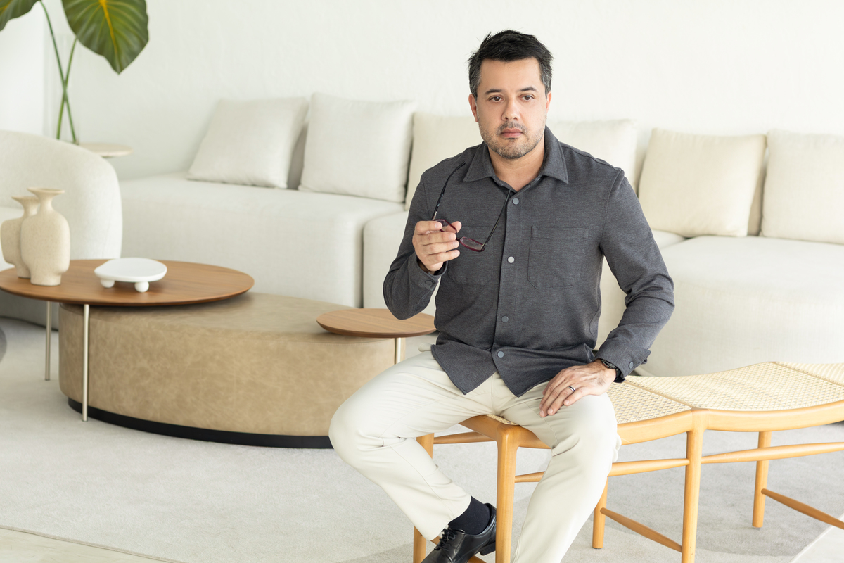 A elegância do Dr. Augusto Portieri ganha destaque neste ensaio corporativo em Brasília, com fotografias que unem sofisticação, estratégia e posicionamento profissional. Trabalho de Alexandra Paz, fotógrafa em Brasília.