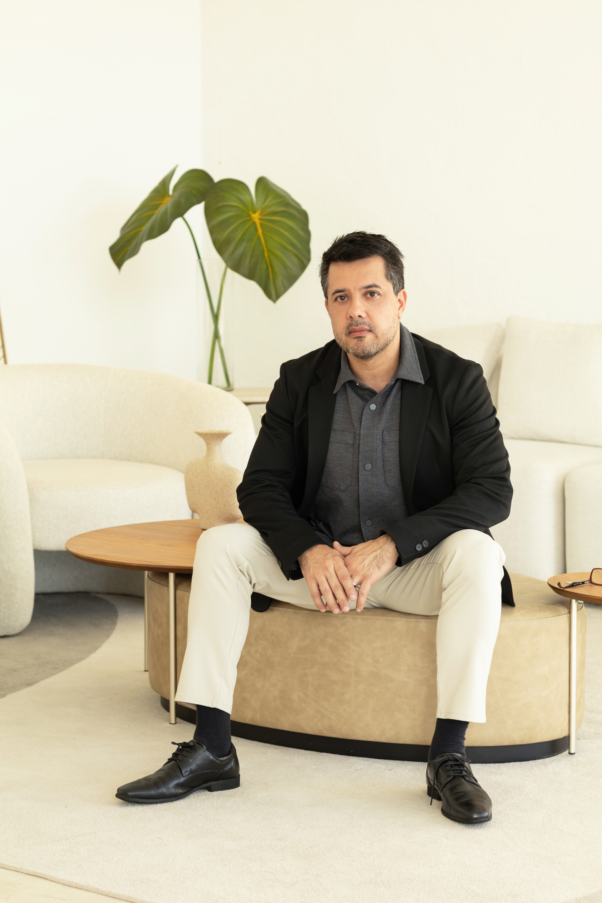 Este ensaio do Dr. Augusto Portieri, oncologista em Brasília, mostra como a fotografia corporativa pode ampliar rapidamente a presença digital com imagens elegantes, atuais e de alto valor percebido. Fotografia por Alexandra Paz, fotógrafa em Brasília.