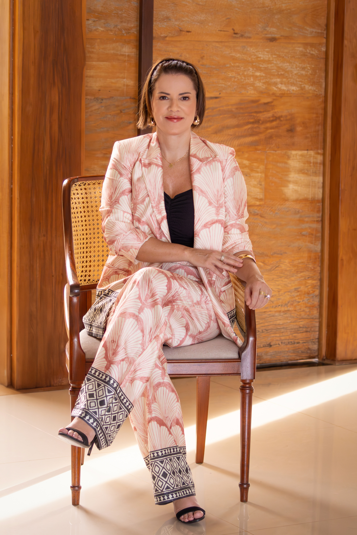 Realizado em sua casa, o ensaio de Daniela Fontenelle traduz a conexão entre arte, ambiente e personalidade, destacando sua elegância natural e seu olhar criativo. Foto de Alexandra Paz, fotógrafa em Brasília.