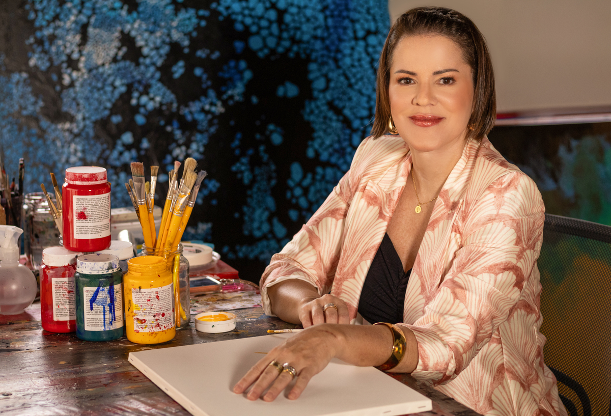 Neste ensaio, Daniela Fontenelle foi fotografada em um ambiente que reflete sua essência artística, com composições que reforçam sua elegância e sua identidade como artista plástica em Brasília. Fotografia de Alexandra Paz, fotógrafa Brasília.