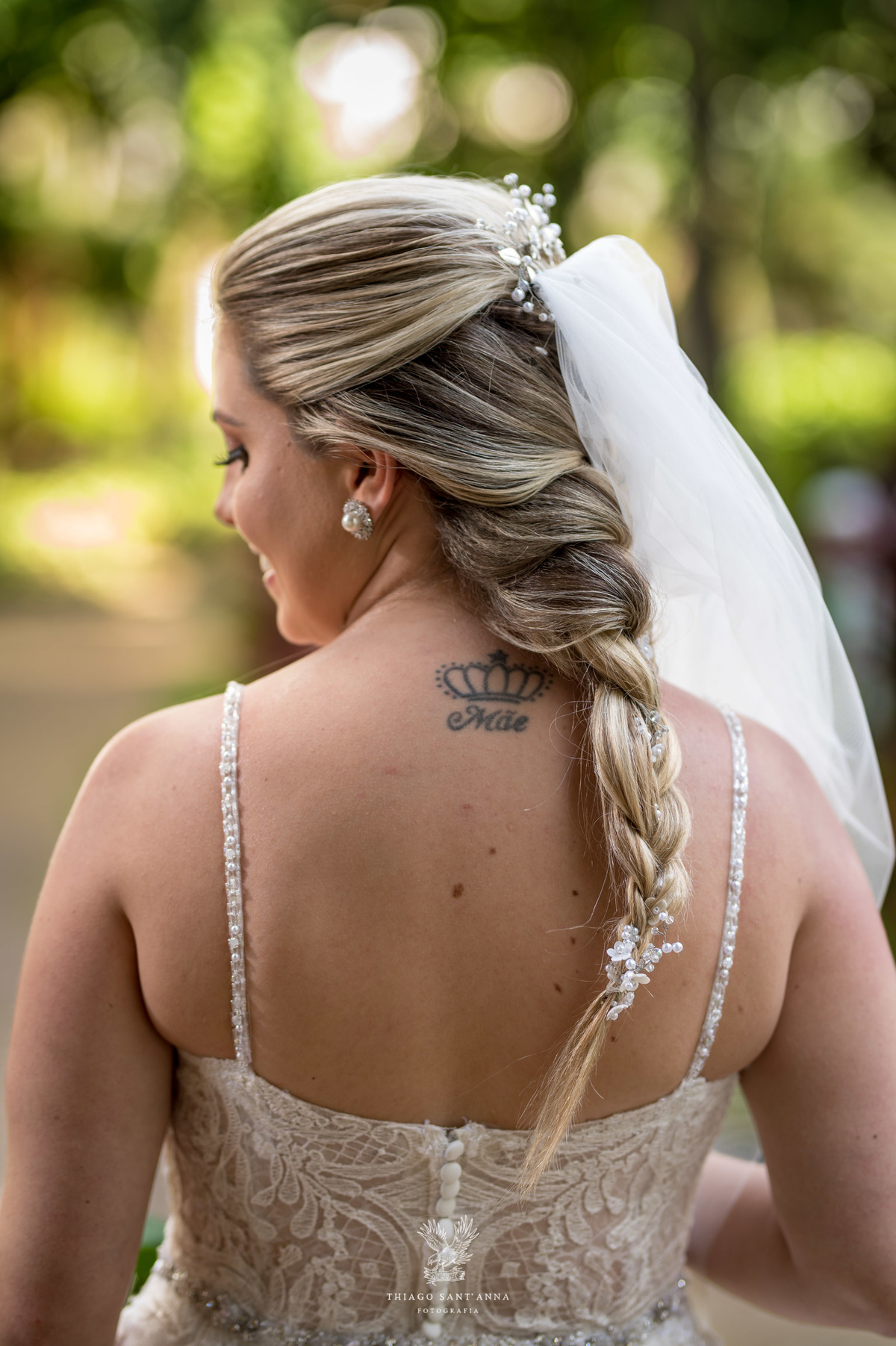 Making of da noiva véu vestido buquê  penteado noiva tatuagem