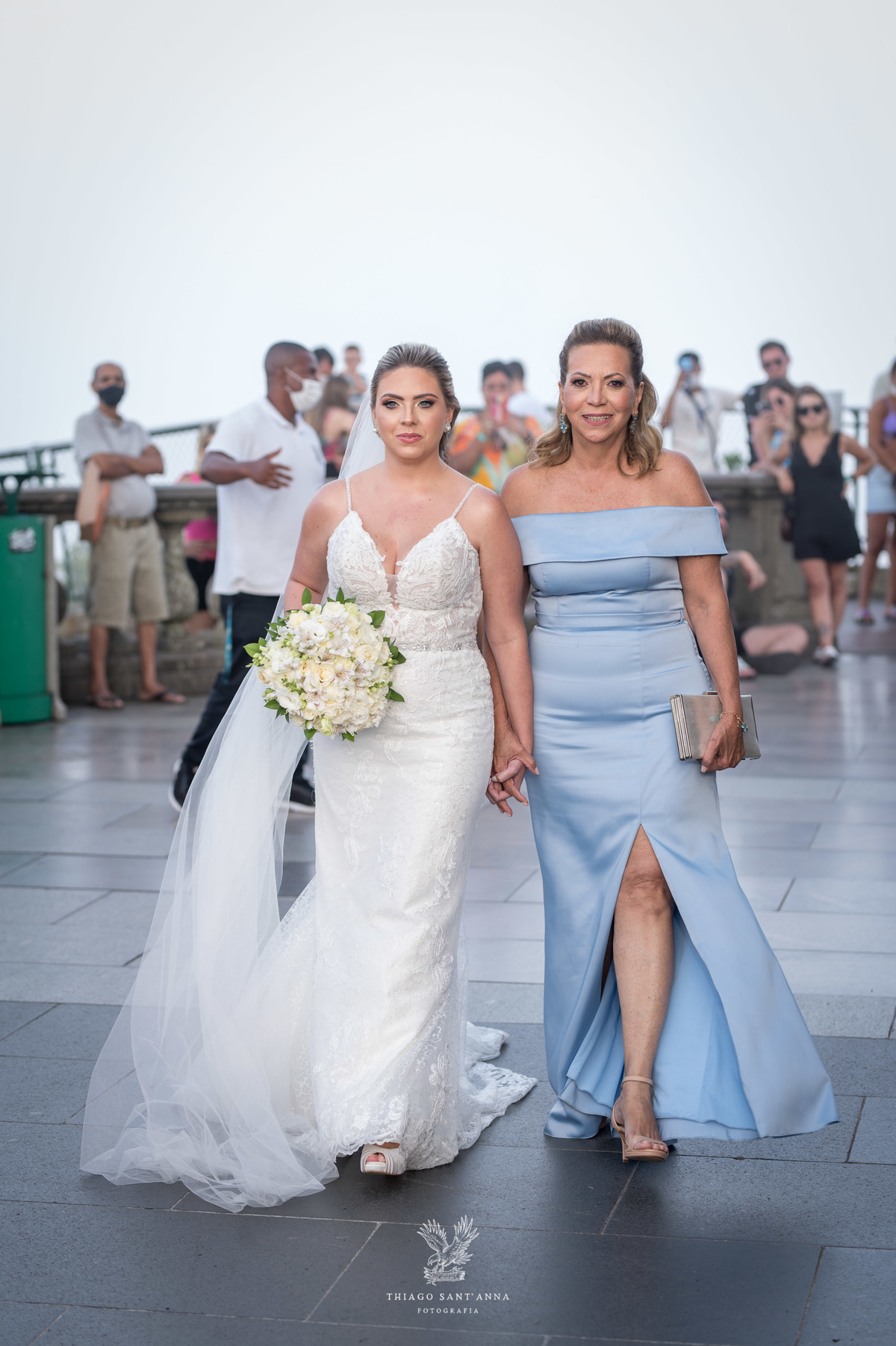 Noiva e sua mãe aos pés do cristo redentor