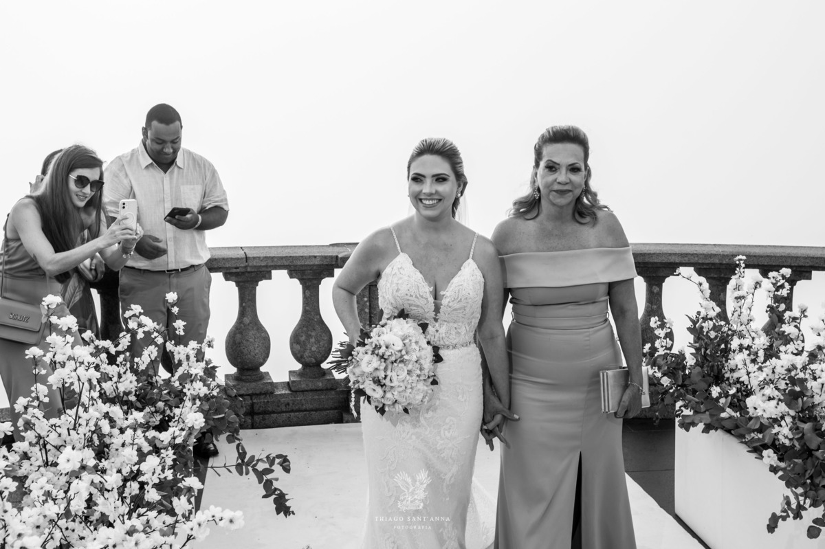 Noiva e sua mãe aos pés do cristo redentor preto e branco