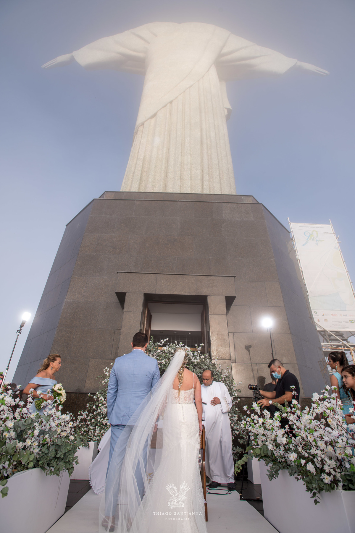 Noivos durante a cerimônia religiosa de casamento aos pés do cristo redentor