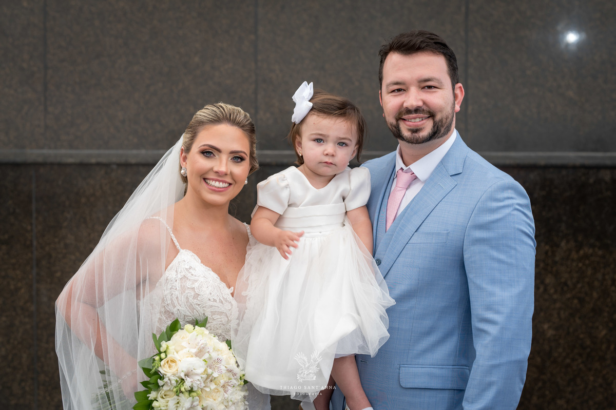 Noivos com sua filha aos pés do cristo redentor