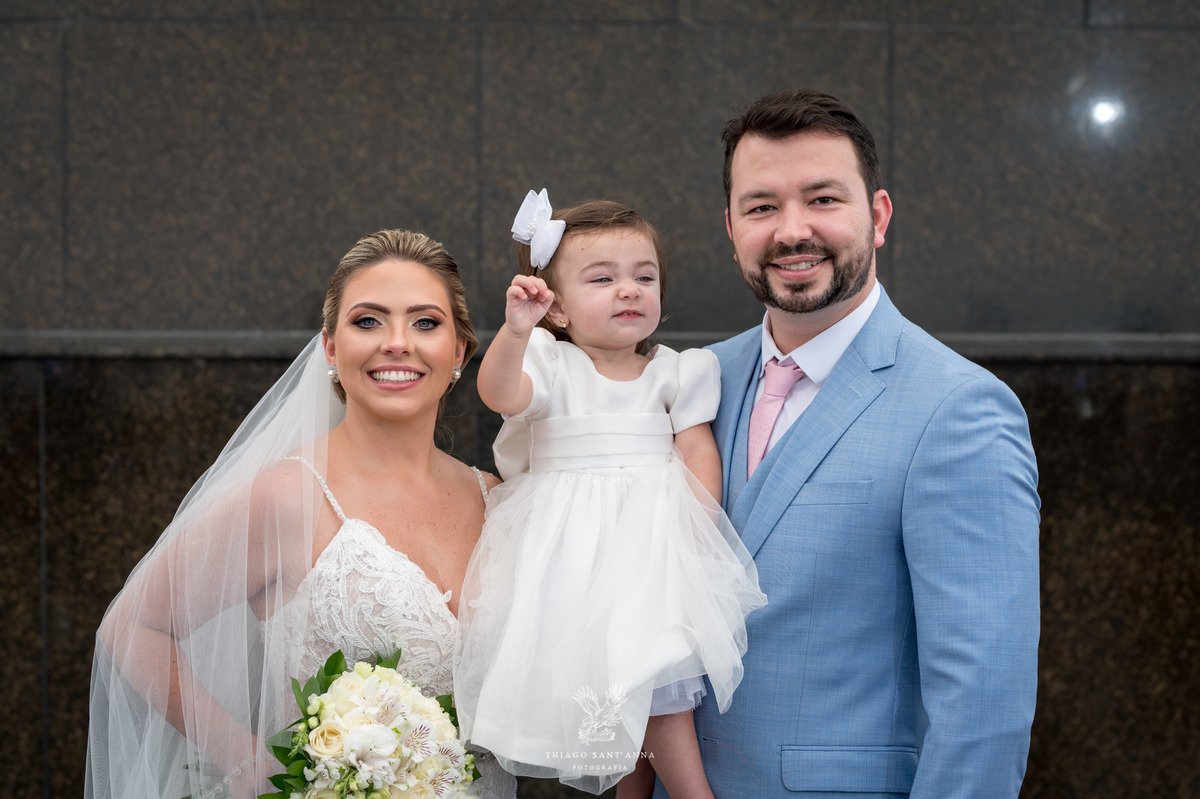 Noivos com sua filha aos pés do cristo redentor