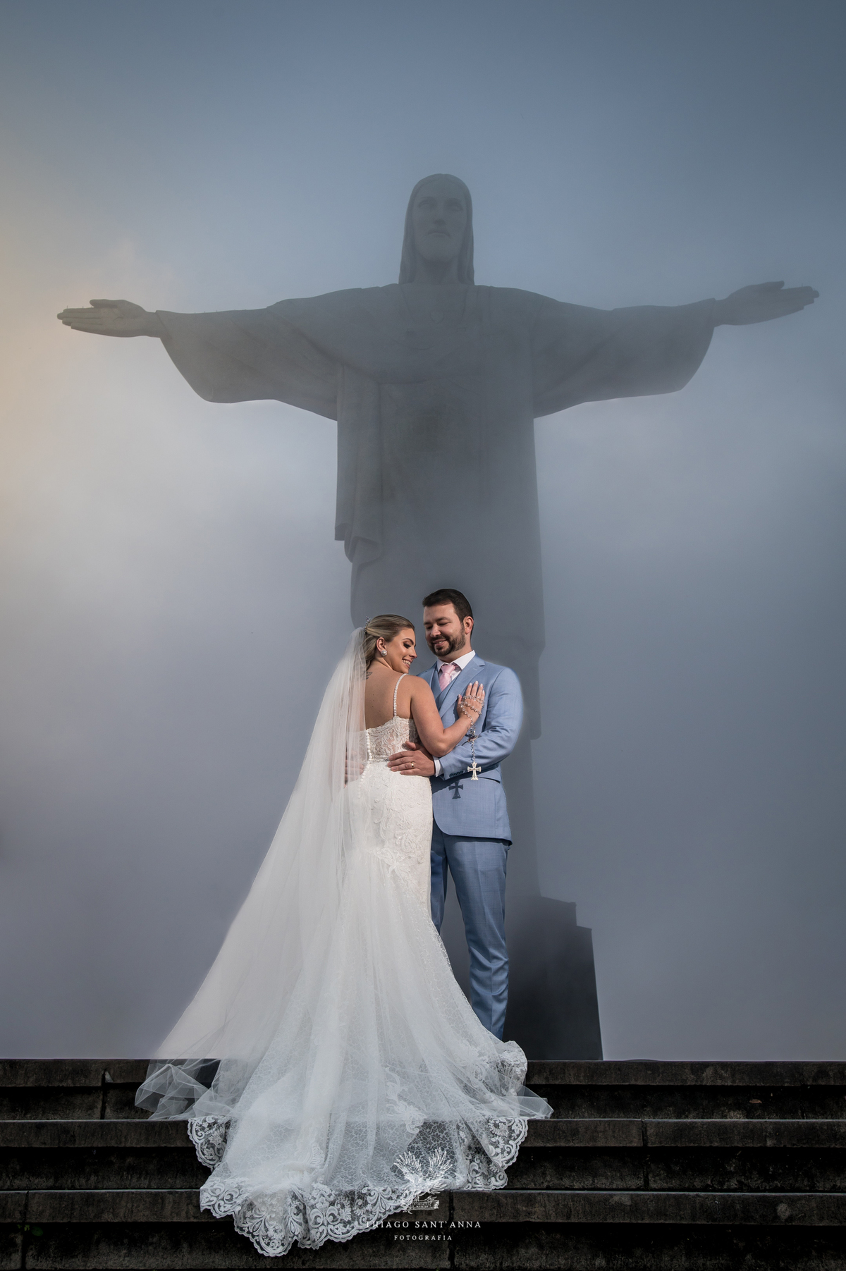 Noivos posam frente ao cristo redentor