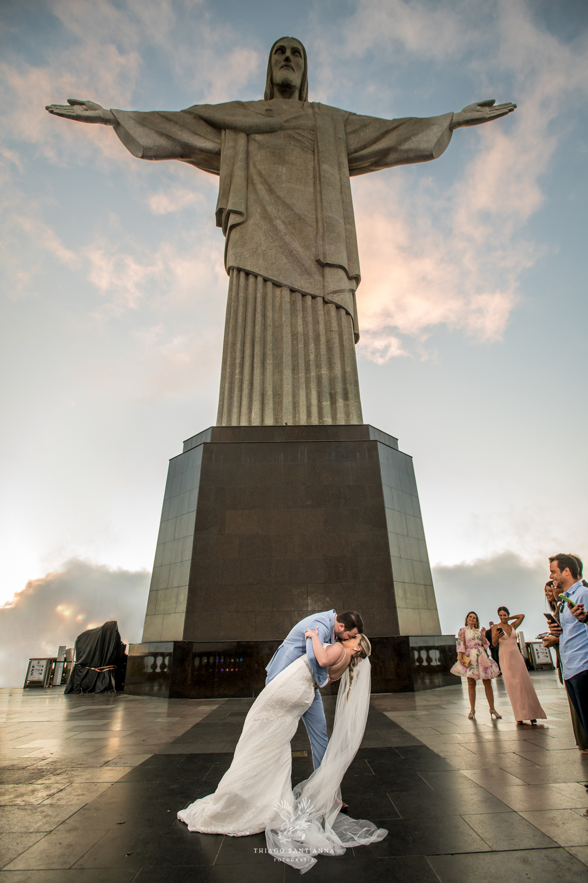 Noivos posam frente ao cristo redentor