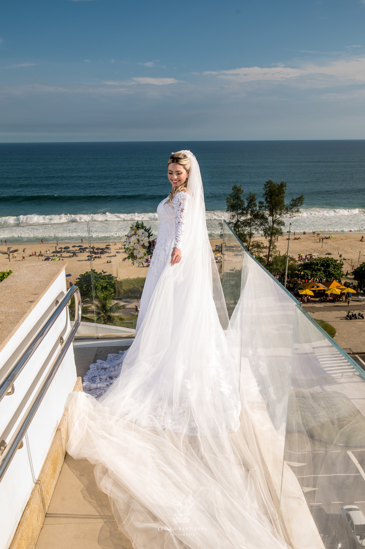 Making of da noiva vestido véu buquê paisagem praia