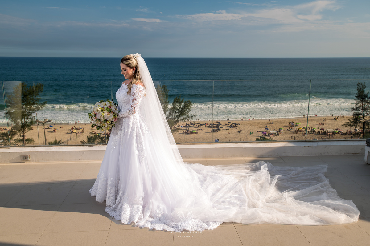 Making of da noiva vestido véu buquê paisagem praia