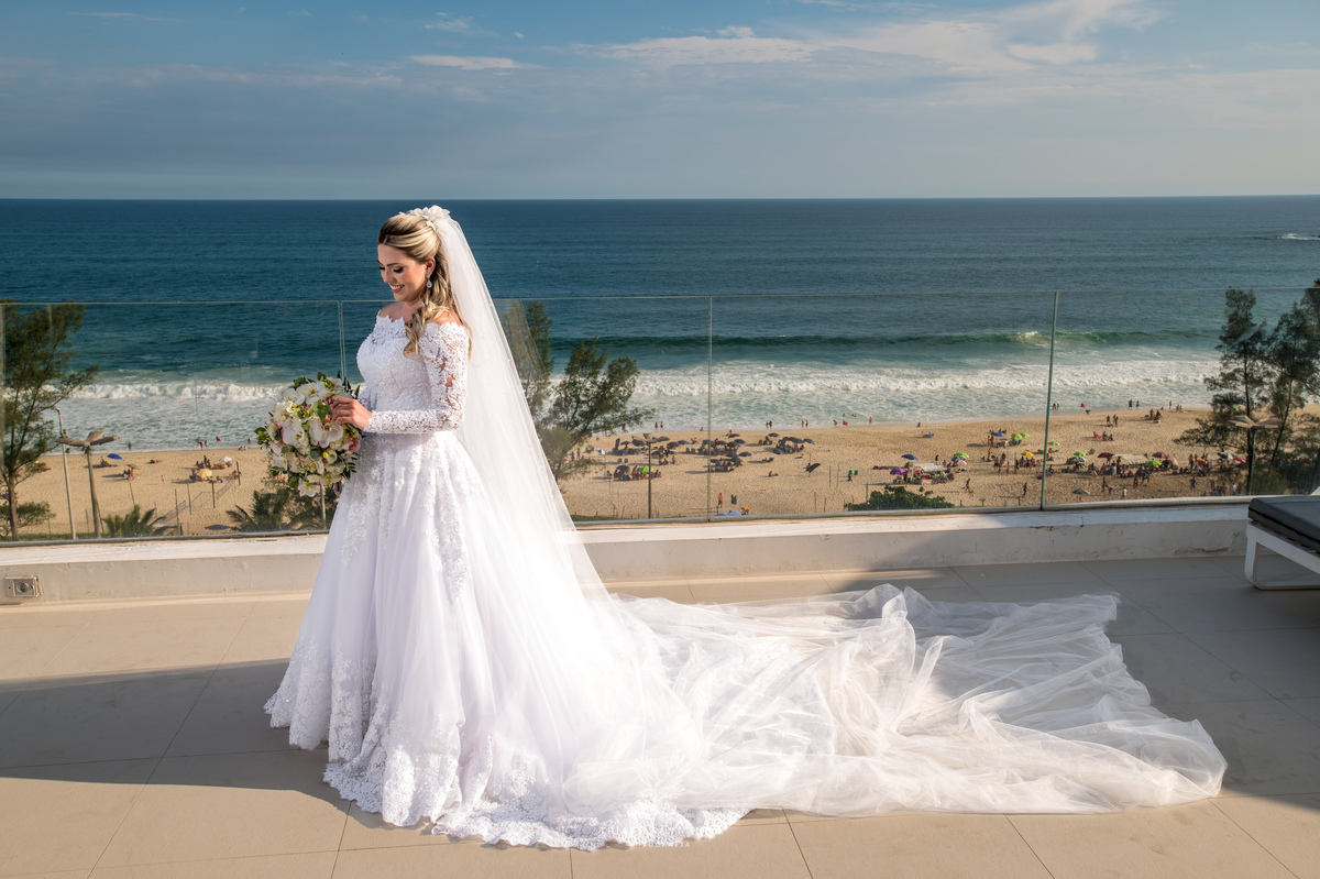 Making of da noiva vestido véu buquê paisagem praia
