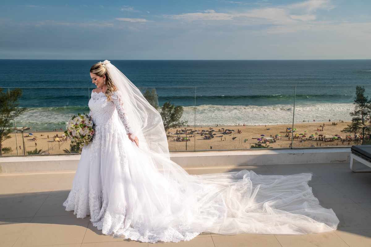Making of da noiva vestido véu buquê paisagem praia