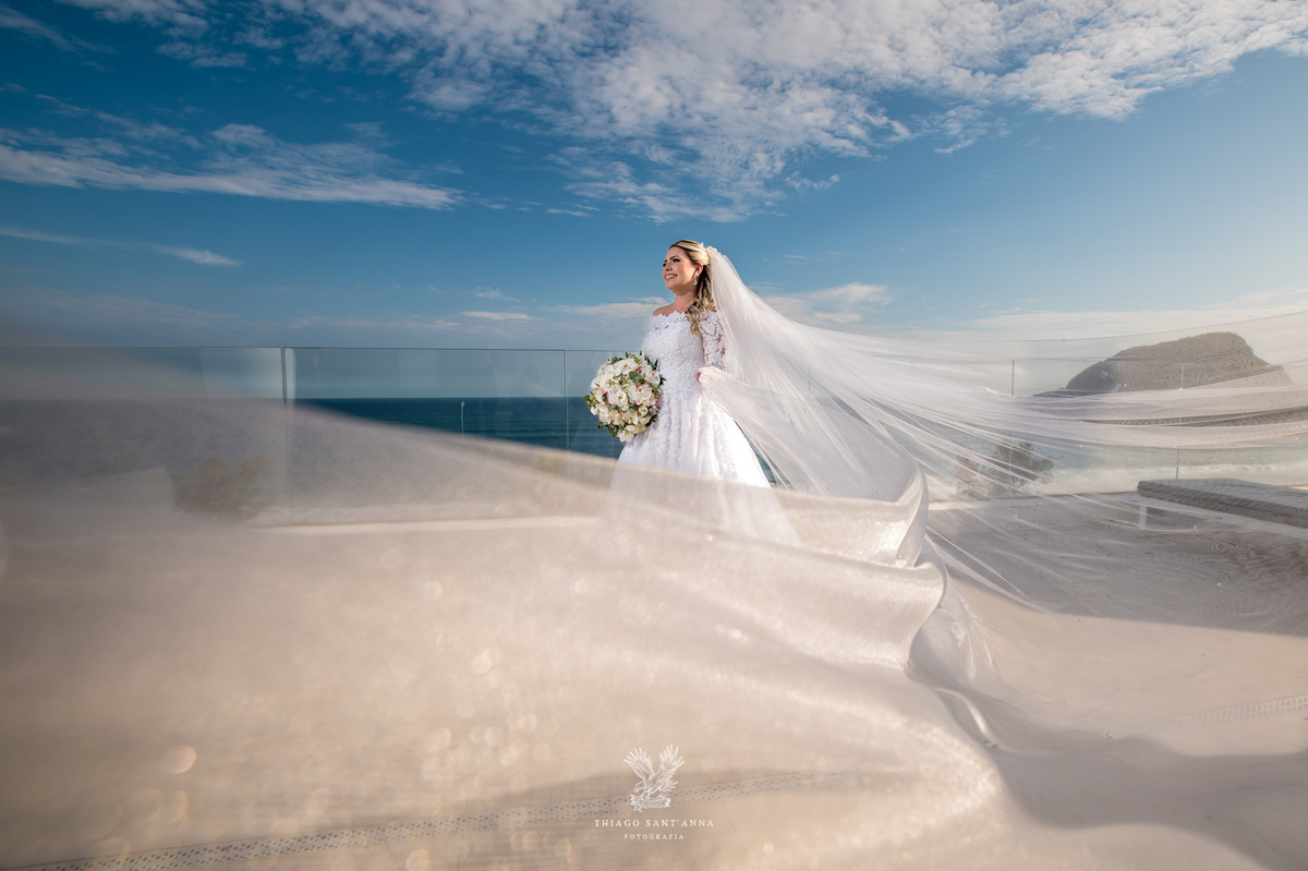 Making of da noiva vestido véu buquê paisagem praia