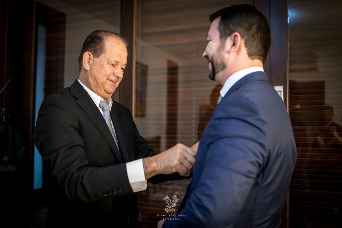 Making of do noivo pai ajusta gravata 