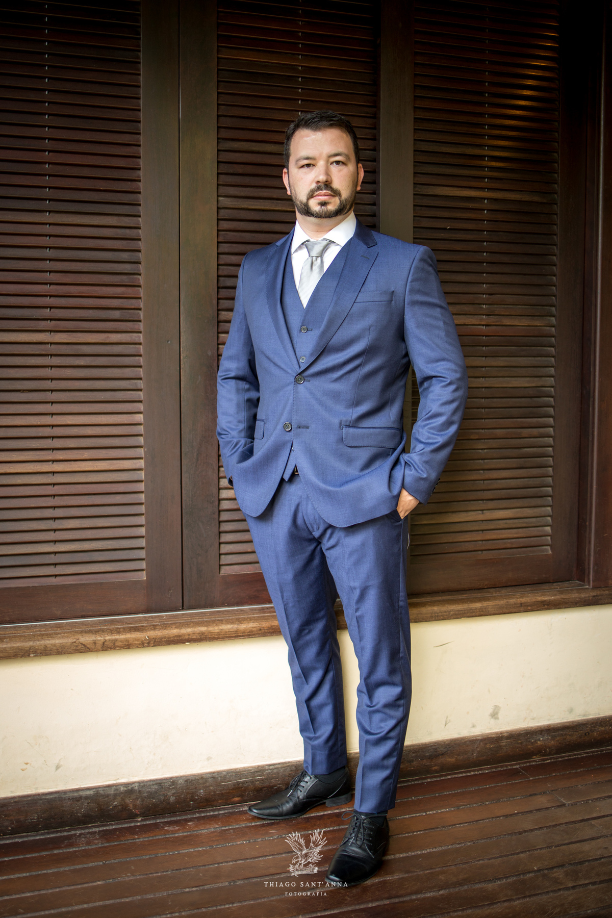 Making of do noivo terno azul mãos no bolso