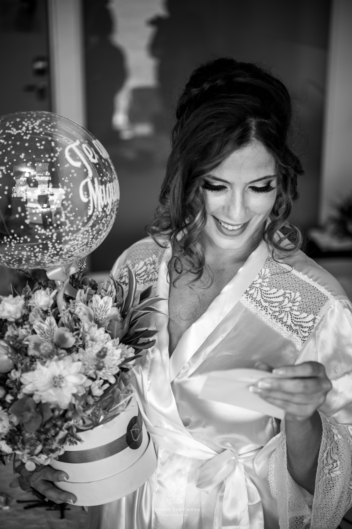 Noiva lê carta segurando flores e balão