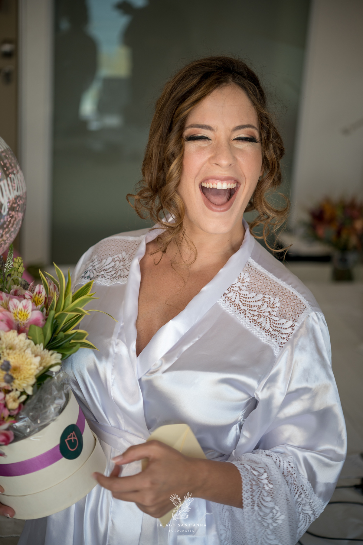 noiva sorri lendo carta segurando flores e balão