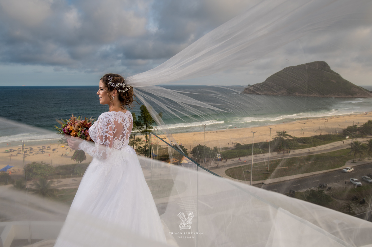 Noiva na sacada vestido buquê  véu voando