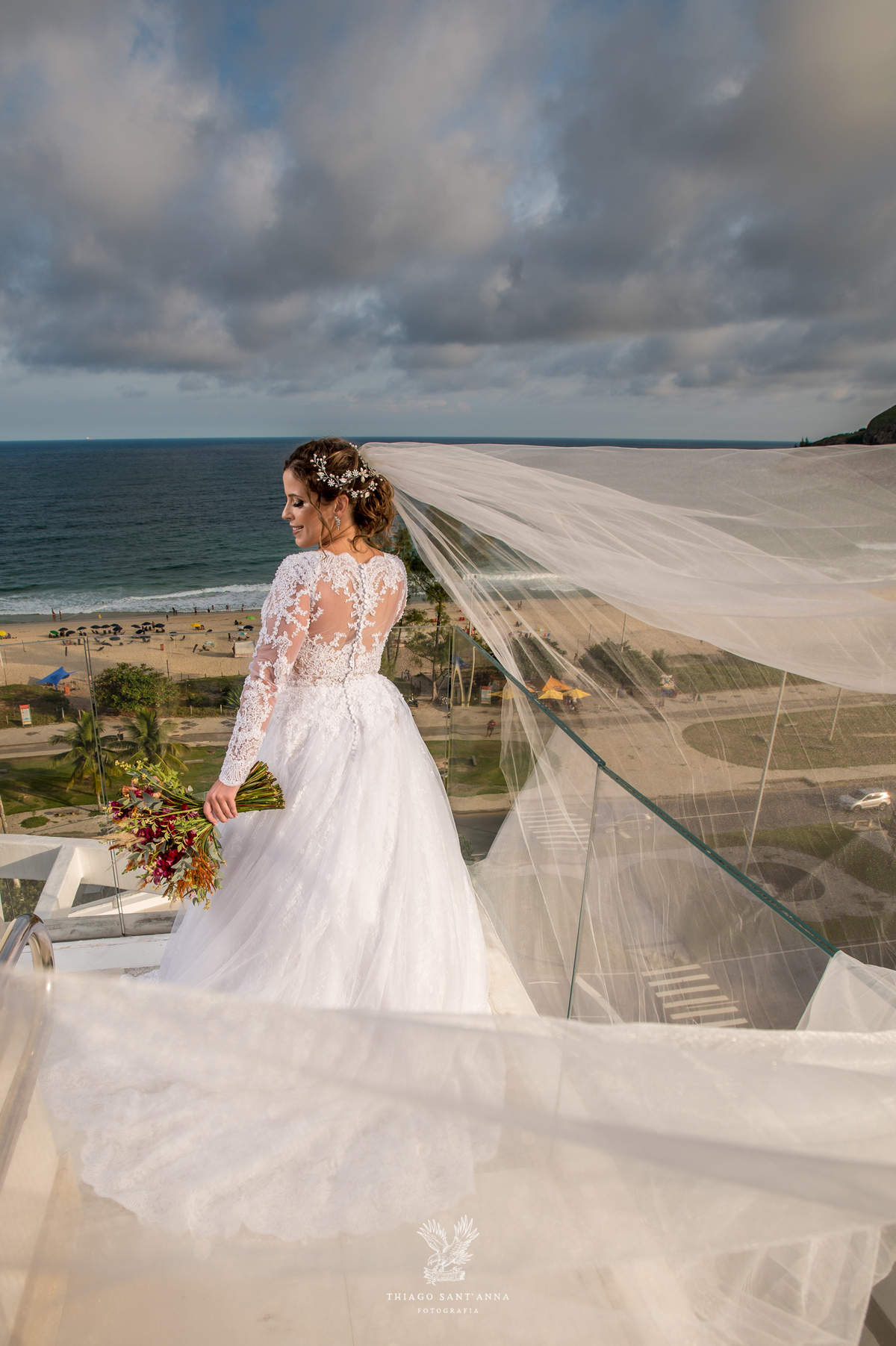 Noiva na sacada vestido buquê  véu voando