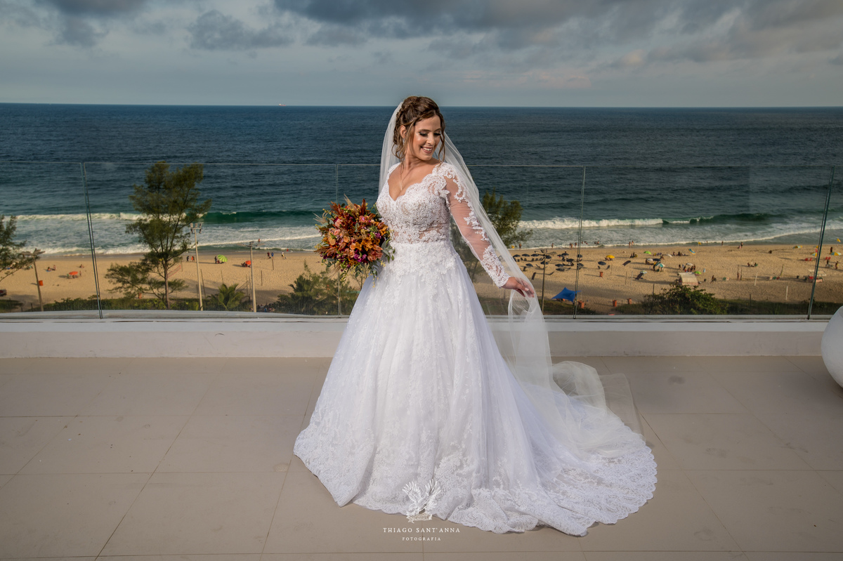 Noiva na sacada vestido buquê véu 