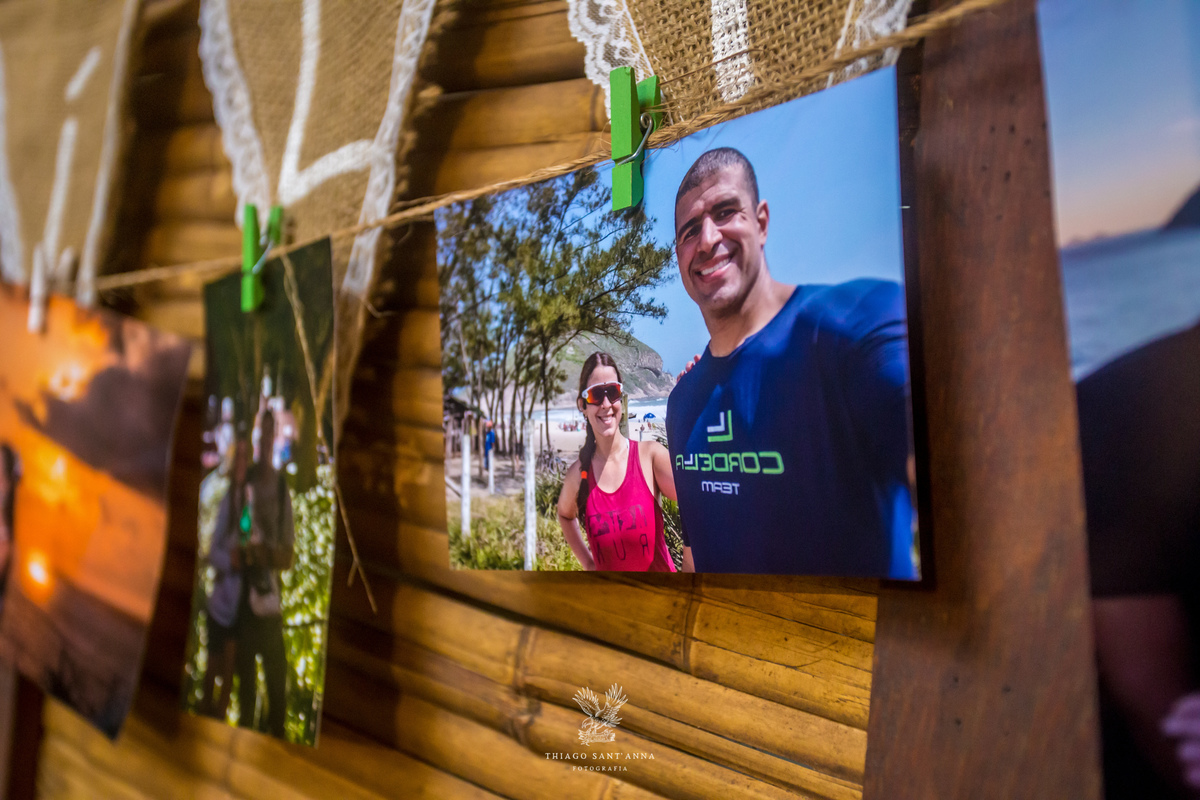 Decoração festa fotos do casal penduradas em varal de recordações