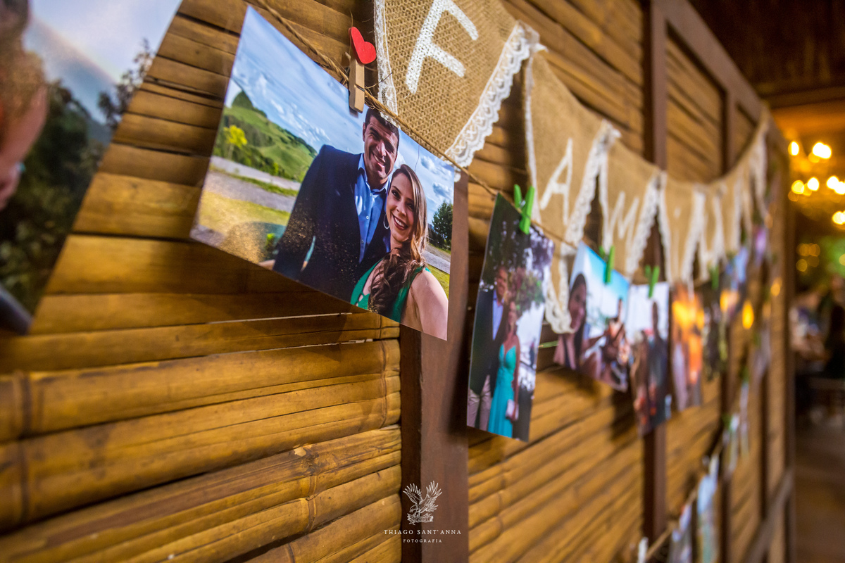 Decoração festa fotos do casal penduradas em varal de recordações