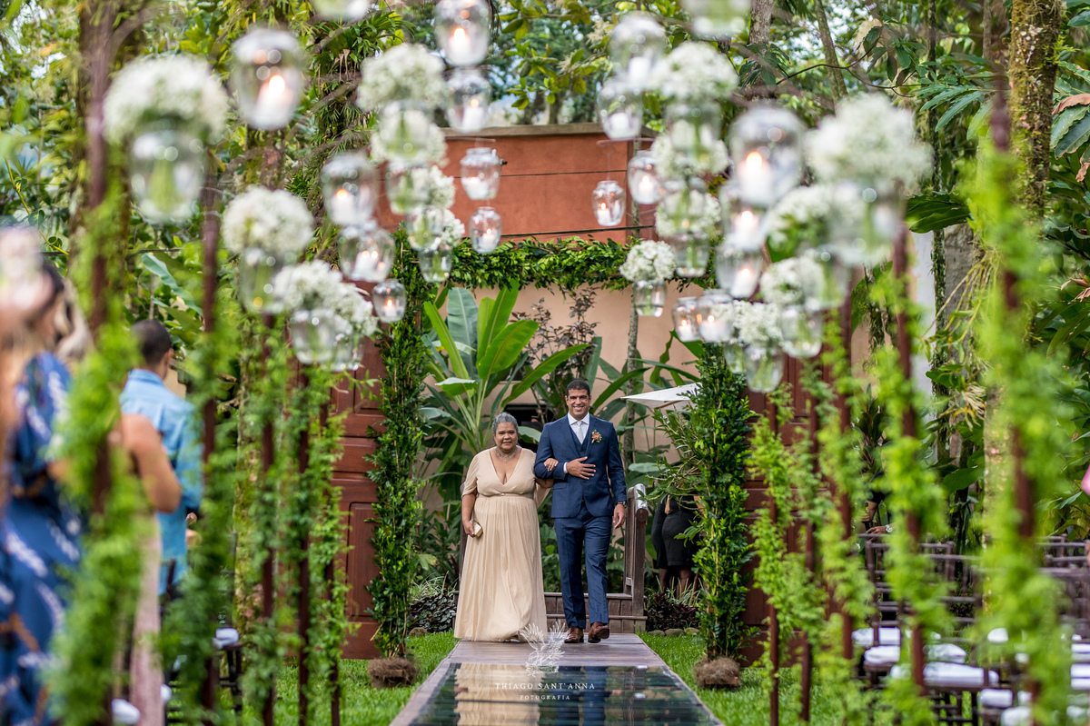 Entrada do noivo com sua mãe