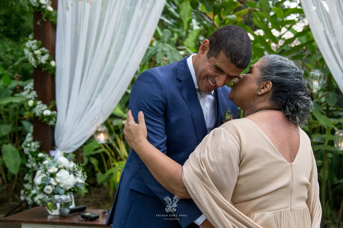 Mãe do noivo fala em seu ouvido no altar