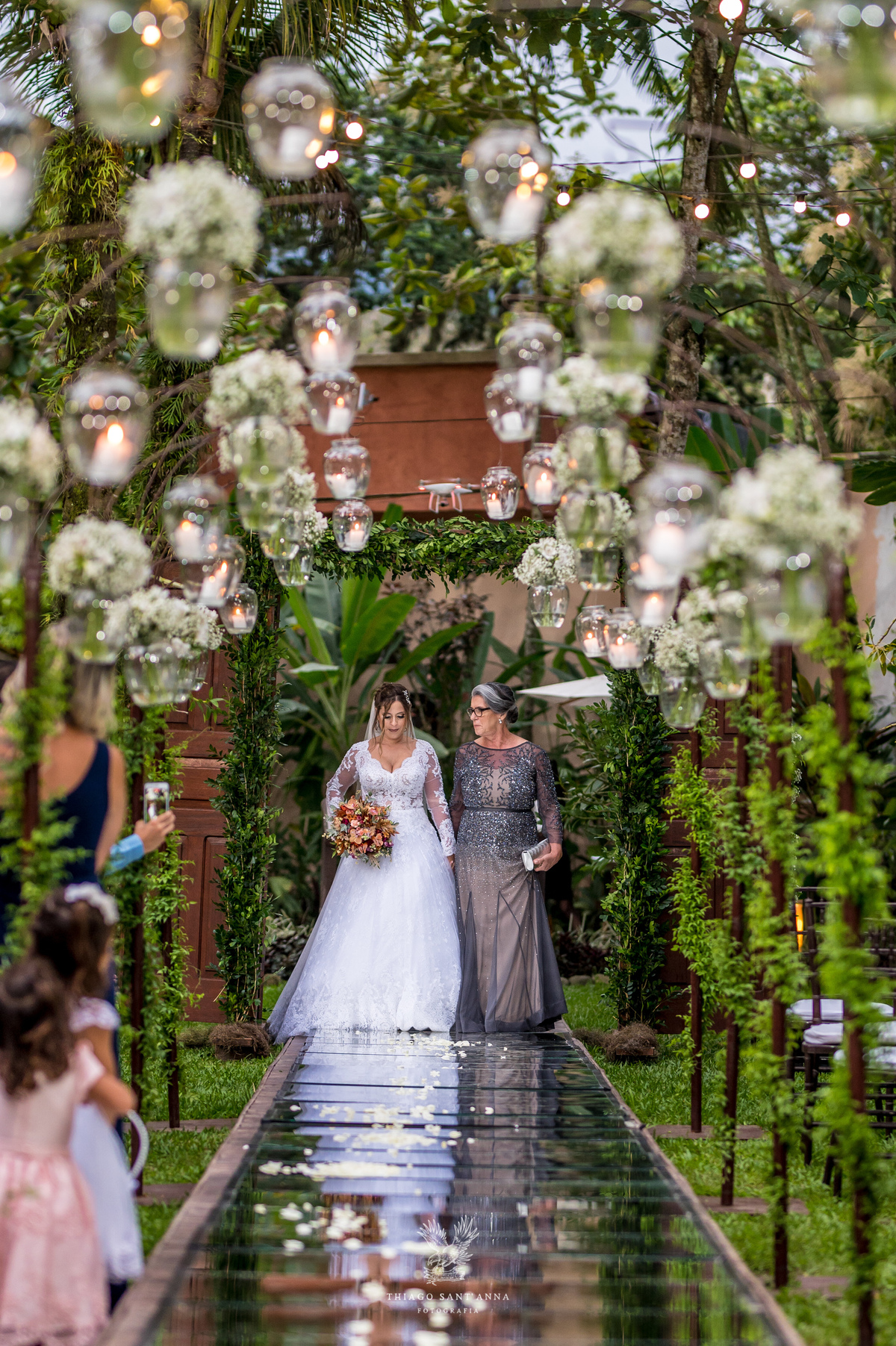 Entrada da noiva com sua mãe