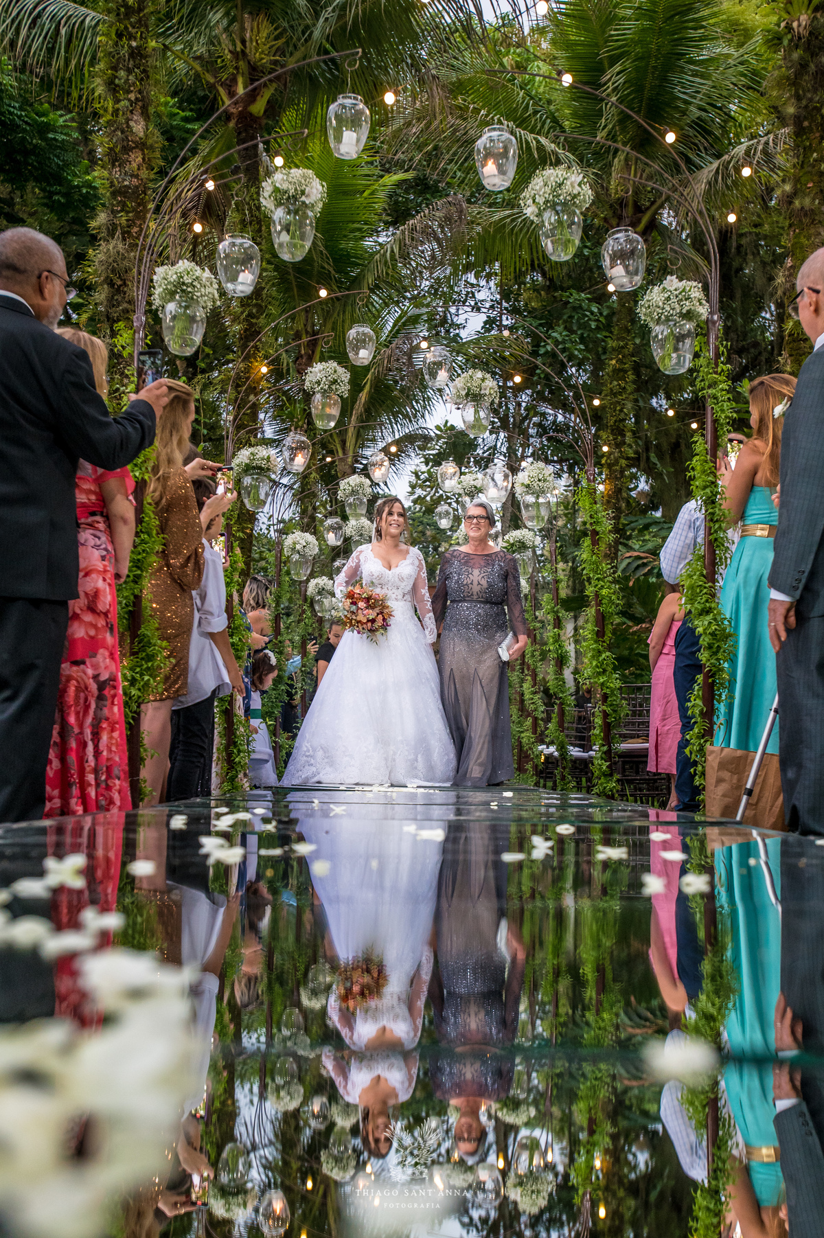 Entrada da noiva com sua mãe