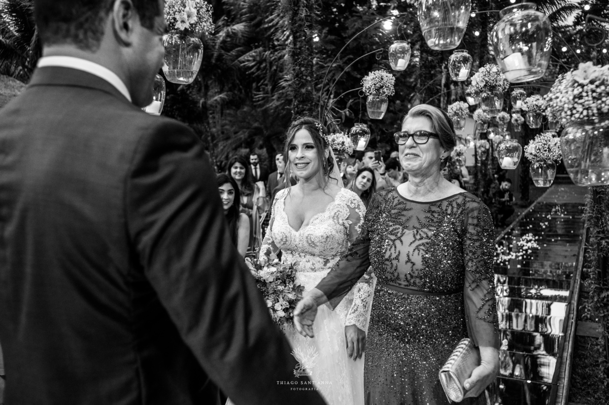 Entrada da noiva com sua mãe preto e branco