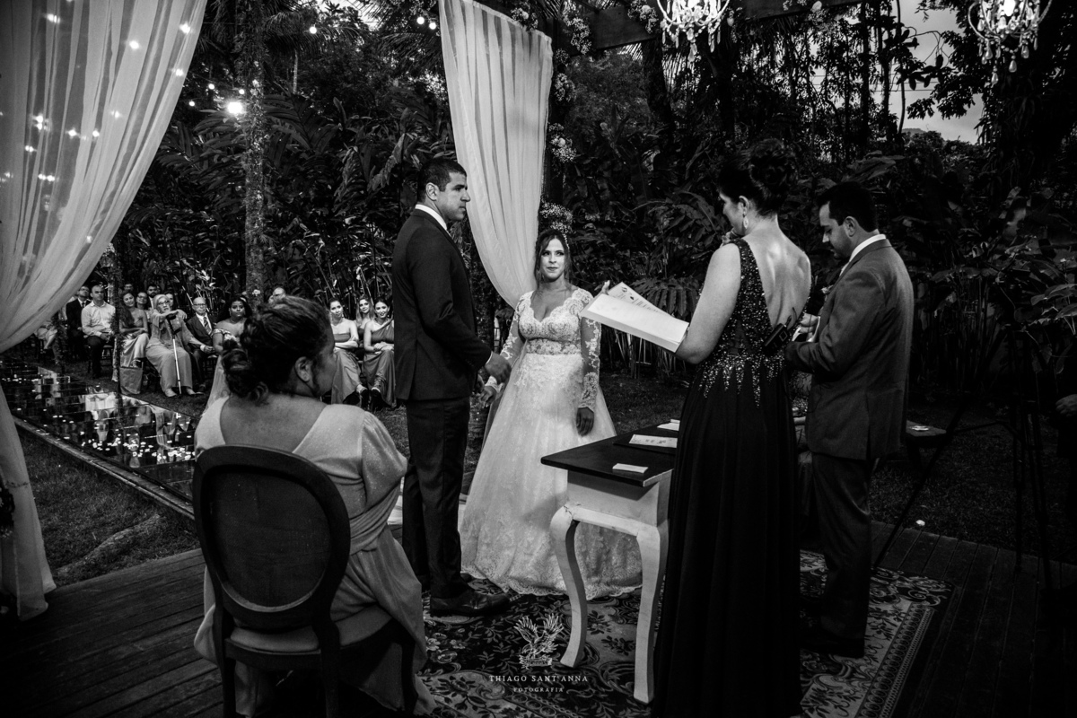 noivos no altar cerimônia preto e branco