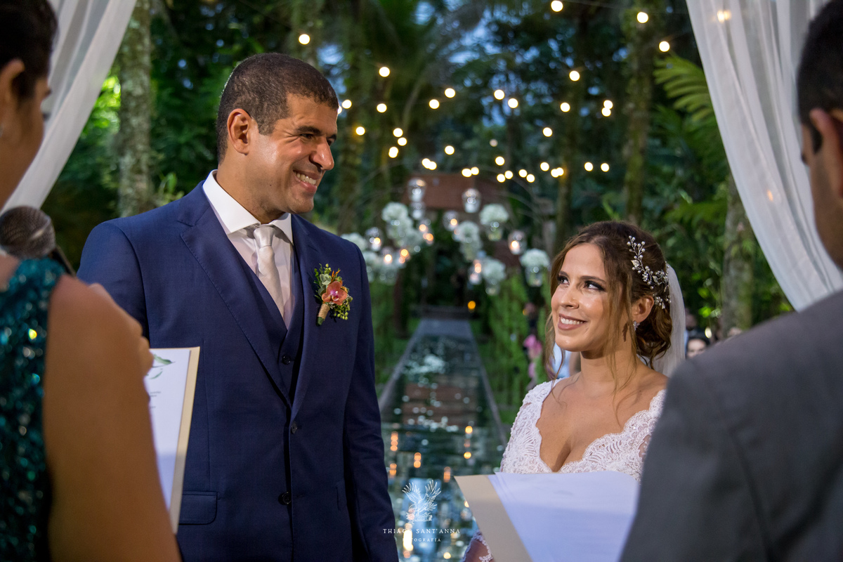 noivos no altar cerimônia trocam olhares