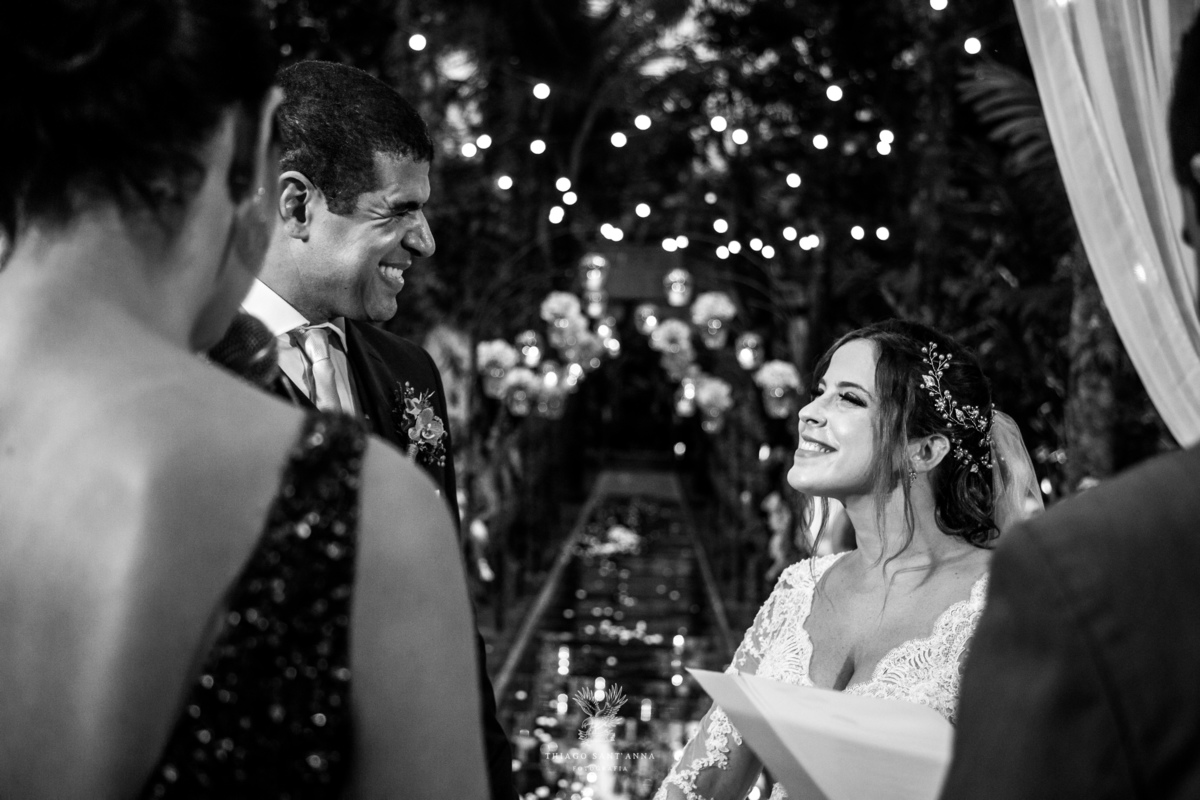 noivos no altar cerimônia trocam olhares preto e branco