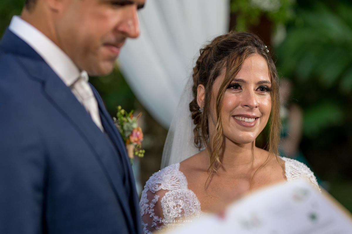 noivos no altar cerimônia noiva sorri